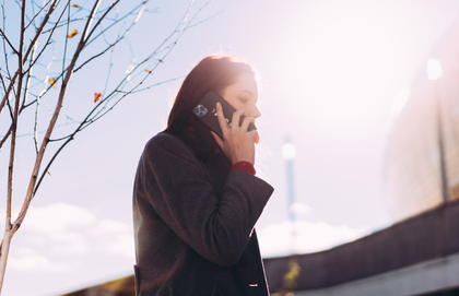 zdjęcie Pani rozmawiającej przez telefon