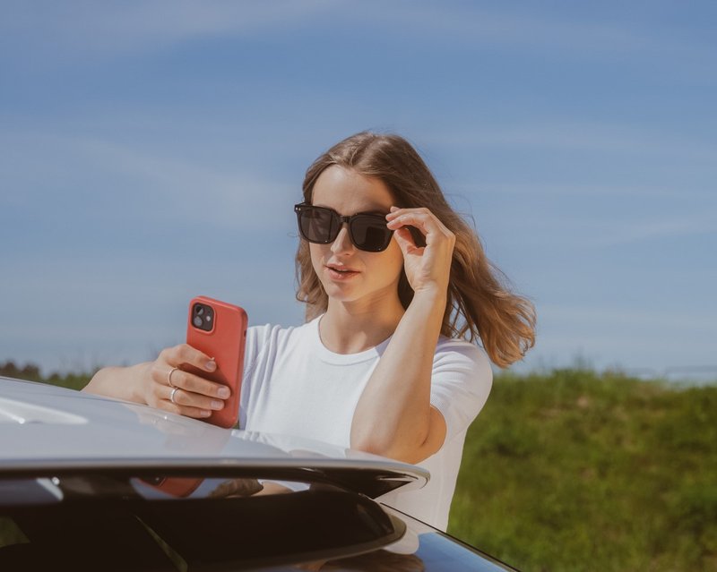 kobieta z telefonem rezygnuje z polisy