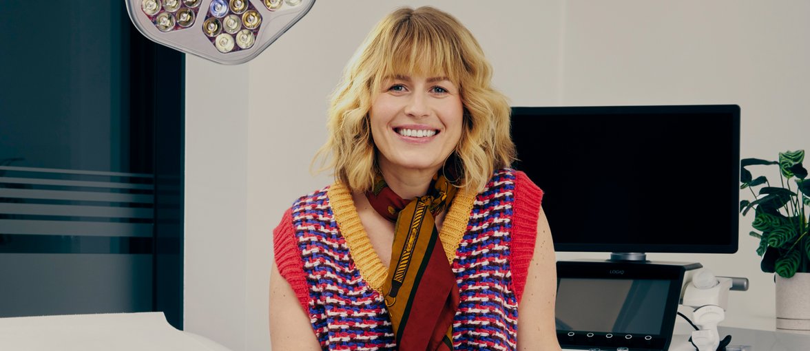 Kobieta czekająca w gabinecie lekarskim na lekarza