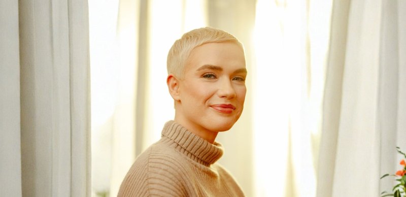 Kobieta odbierająca mieszkanie od dewelopera