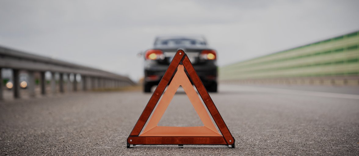 Trójkąt ostrzegawczy za uszkodzonym autem