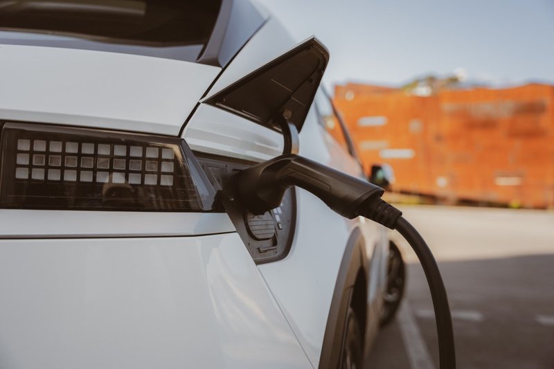 ładowanie samochodu elektrycznego