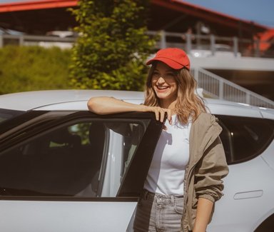 Kobieta jadąca autem spoglądająca przez okno