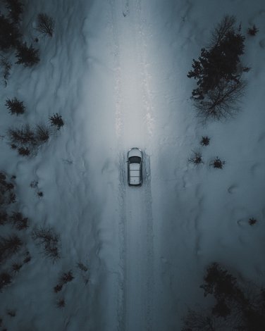 Samochód terenowy stojący na plaży, ujęcie z wysokości drona.