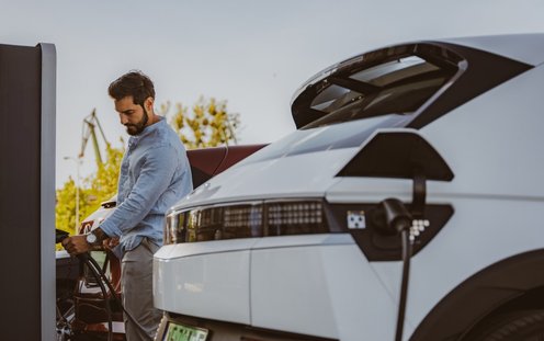 ładowanie samochodu elektrycznego