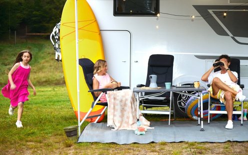 kobieta na nartach z ubezpieczeniem podróży