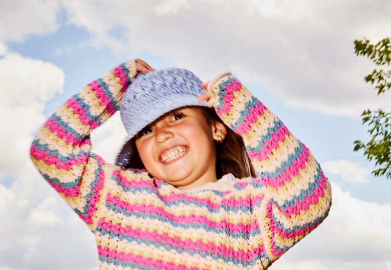 dziewczynka w ogrodzie