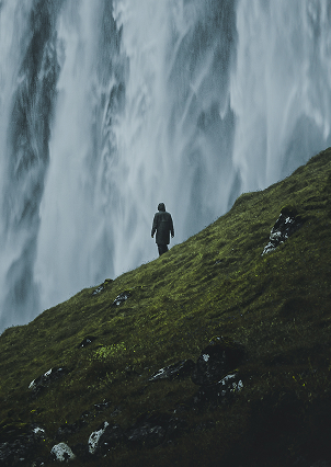 Podróżnik na islandii oglądający piękny wodospad