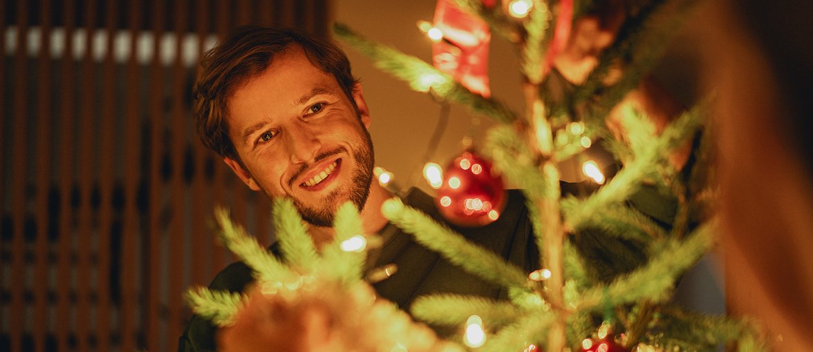 Kobieta spacerująca boso po plaży w mgle.