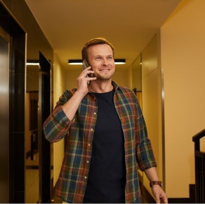 Mężczyzna rozmawiający przez telefon