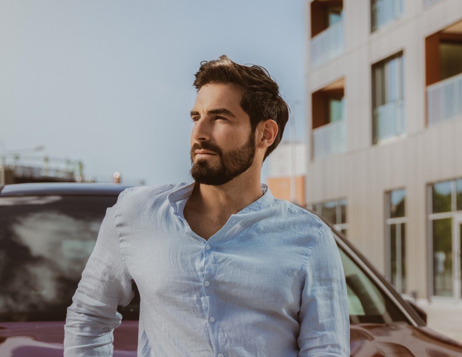 mężczyzna przy ubezpieczonym samochodzie