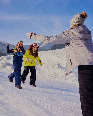 Mężczyzna, z usztywnioną ręką uśmiecha się do kamery, obok niego stoi lekarz.