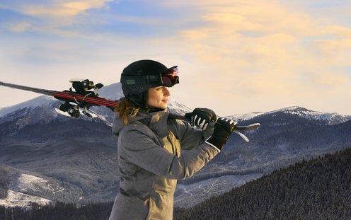 kobieta na nartach z ubezpieczeniem podróży