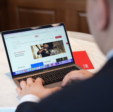Osoba pracująca na laptopie