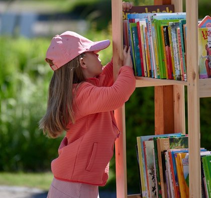 dziecko sięgające po książkę