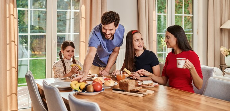 rodzina jedząca obiad