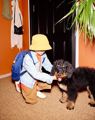 Chłopak z psem wraca ze spaceru