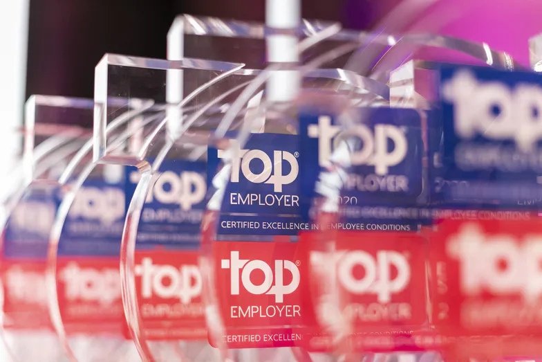 Statuetki Top Employer zdobyte przez ERGO Hestię