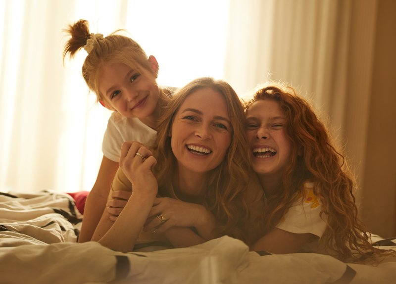 Matka z cókami na łóżku