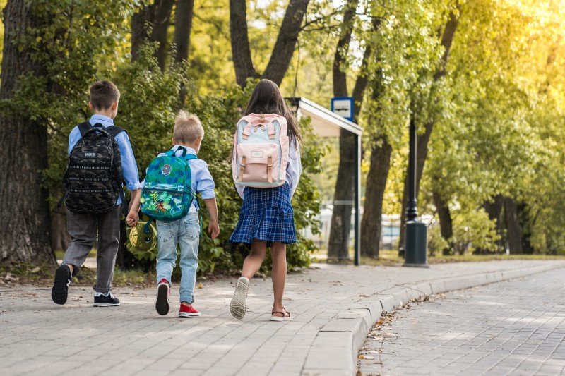 dzieci idą do szkoły