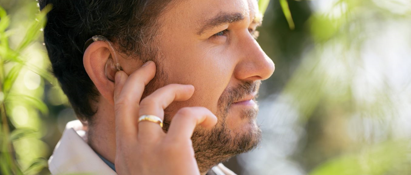 zdjęcie osoby słabosłyszącej z aparatem słuchowym