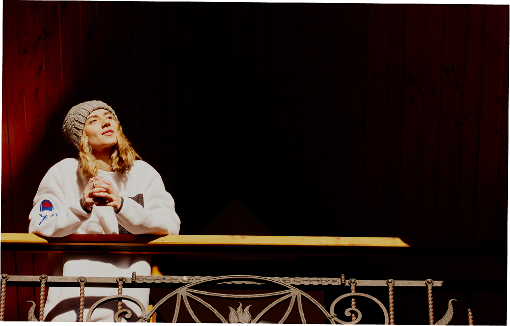 Osoby w różnym wieku, siedzące na kanapie w poczekalni.