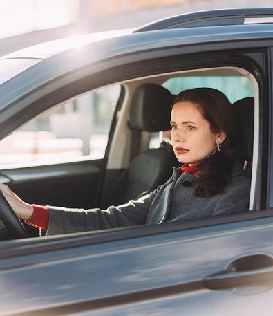 Kobieta w czerwonym swetrze w samochodzie