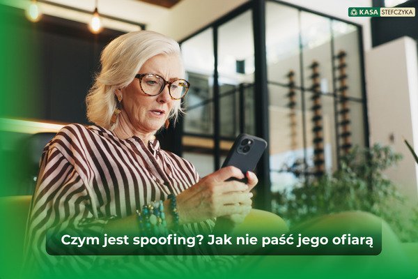 Starsza kobieta w okularach i koszuli w paski patrzy z niepokojem na telefon komórkowy. Na dole widnieje tekst: Czym jest spoofing? Jak nie paść jego ofiarą. W prawym górnym rogu znajduje się logo Kasy Stefczyka.Blog