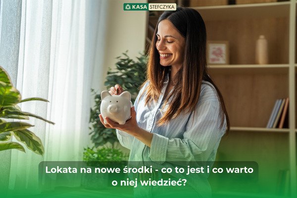 Uśmiechnięta kobieta wrzucająca monetę do białej skarbonki – grafika ilustrująca artykuł o lokacie na nowe środki w Kasie Stefczyka