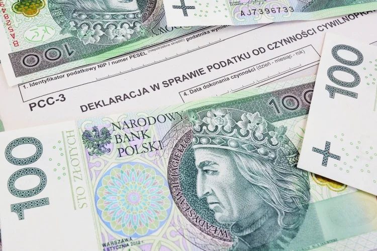 Banknoty stuzłotowe na tle deklaracji podatkowej PCC-3. Blog