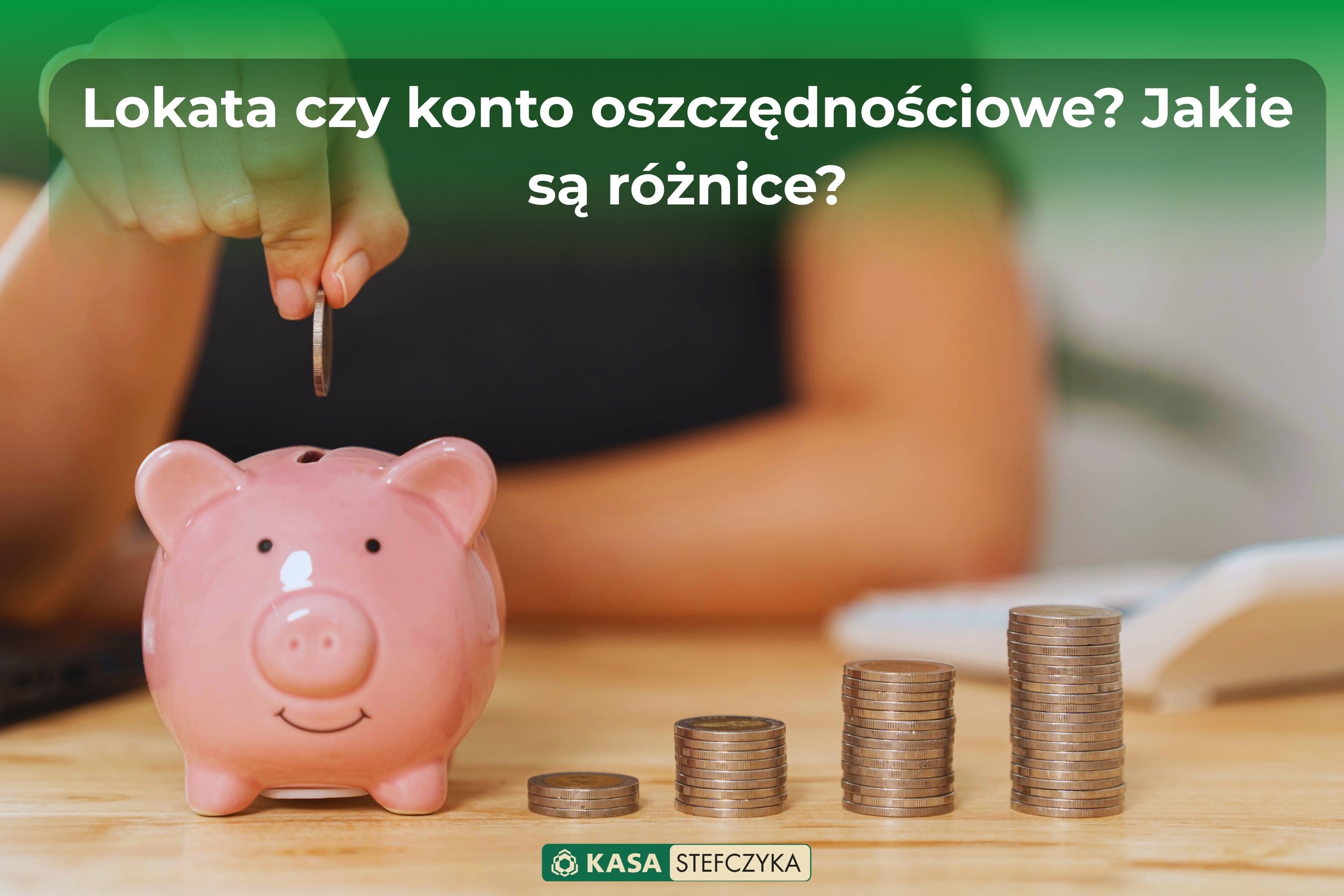 Świnka skarbonka i rosnące stosy monet symbolizujące oszczędzanie na lokacie i koncie oszczędnościowym.Blog