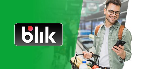 Mężczyzna z zakupami patrzy na telefon, obok logo BLIK.