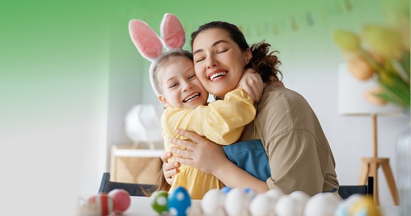 Mama z córką podczas świąt wielkanocnych.