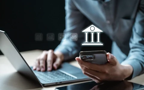 Mężczyzna korzystający ze smartfona i laptopa. Blog