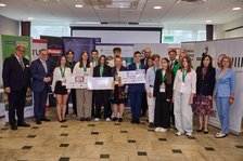 Pamiątkowe grupowe zdjęcie z ogólnopolskiego konkursu ekonomicznego.