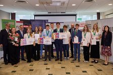 Pamiątkowe grupowe zdjęcie z ogólnopolskiego konkursu ekonomicznego.