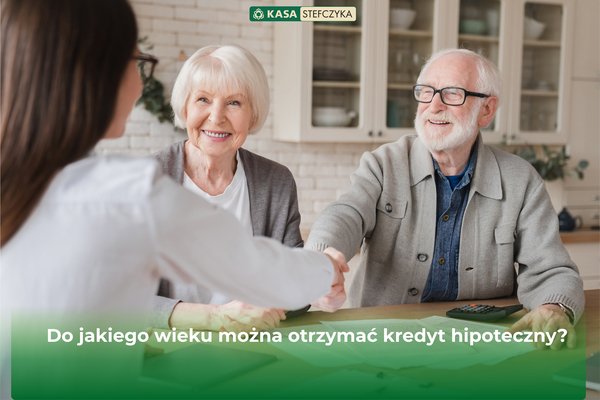 Seniorzy zawierający umowę z doradcą finansowym. Ilustracja do artykułu o maksymalnym wieku przy kredycie hipotecznym.