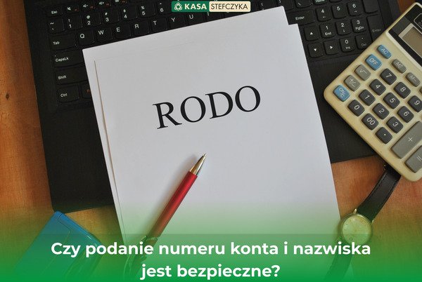 Dokumenty z napisem RODO na biurku – bezpieczeństwo numeru konta i danych osobowych.Blog