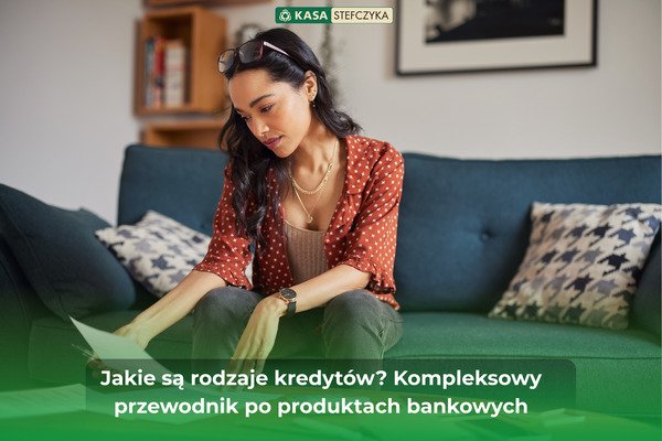 Osoba siedząca na kanapie analizująca dokumenty finansowe w domu