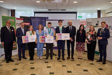 Pamiątkowe grupowe zdjęcie z ogólnopolskiego konkursu ekonomicznego.