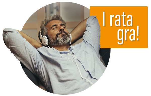 Uśmiechnięty mężczyzna w słuchawkach z rękami za głową, obok napis: I rata gra!