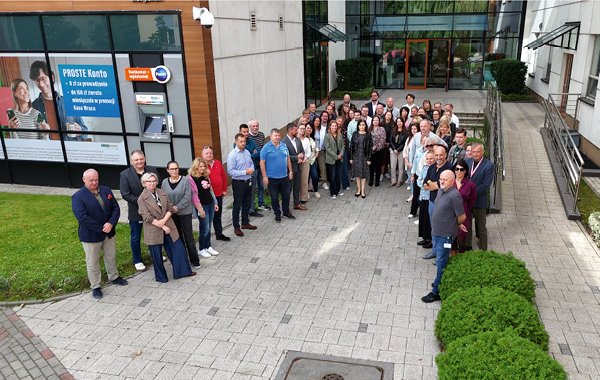 Zdjęcie grupowe pracowników Kasy Stefczyka przed Centralą w Gdyni.