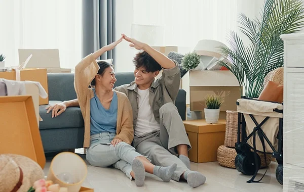 Para w nowym mieszkaniu, symbol korzyści z refinansowania kredytu hipotecznego. Blog.