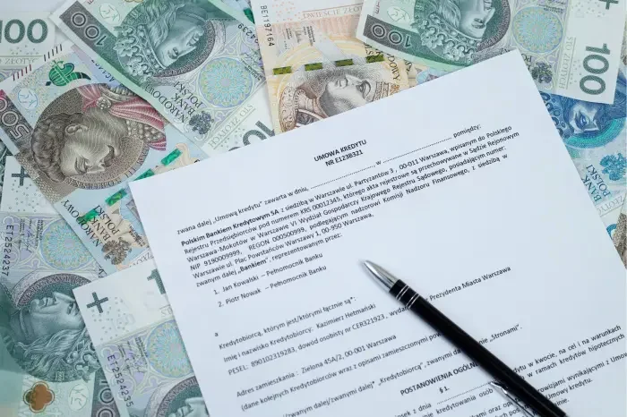 Umowa kredytu znajdująca się na banknotach, długopis na umowie. Blog