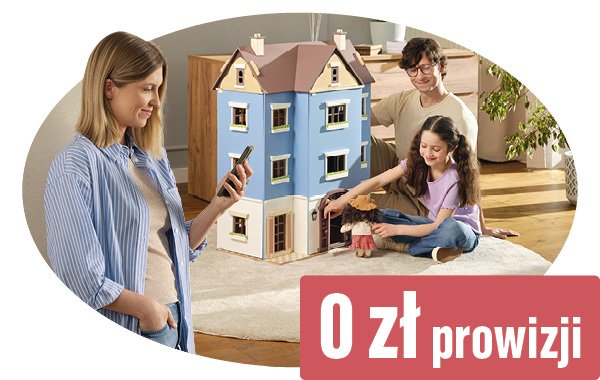 Rodzina w mieszkaniu, dziecko bawi się domkiem, kobieta sprawdza coś w telefonie.