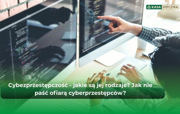Osoba pracuje przy komputerze z widocznym kodem na ekranie, co ilustruje temat cyberprzestępczości i zagrożeń w sieci