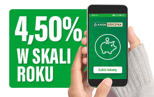 kobiece dłonie trzymają smartfon z ekranem Lokaty na nowe środki. Obok napis na zielonym tle: "4,50% w skali roku".