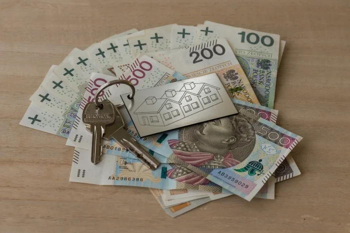 Klucze i karta ilustrująca mieszkanie na tle banknotów. Blog
