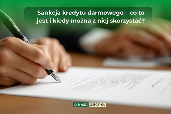 Osoba podpisująca umowę długopisem, napis Sankcja kredytu darmowego - co to jest i kiedy można z niej skorzystać, logo Kasa Stefczyka.Blog