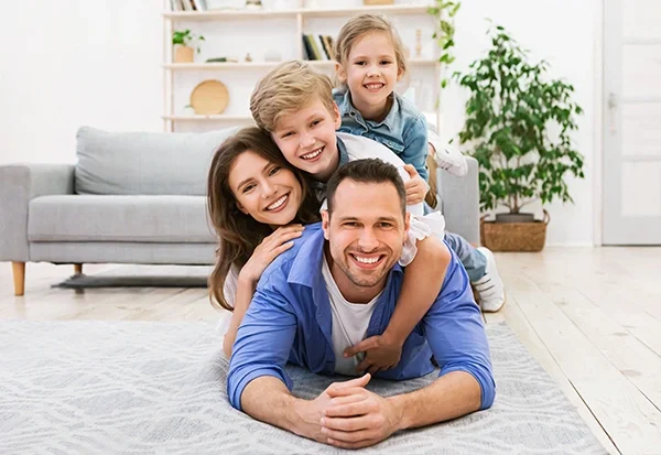 Czteroosobowa rodzina spędza czas razem w domu.